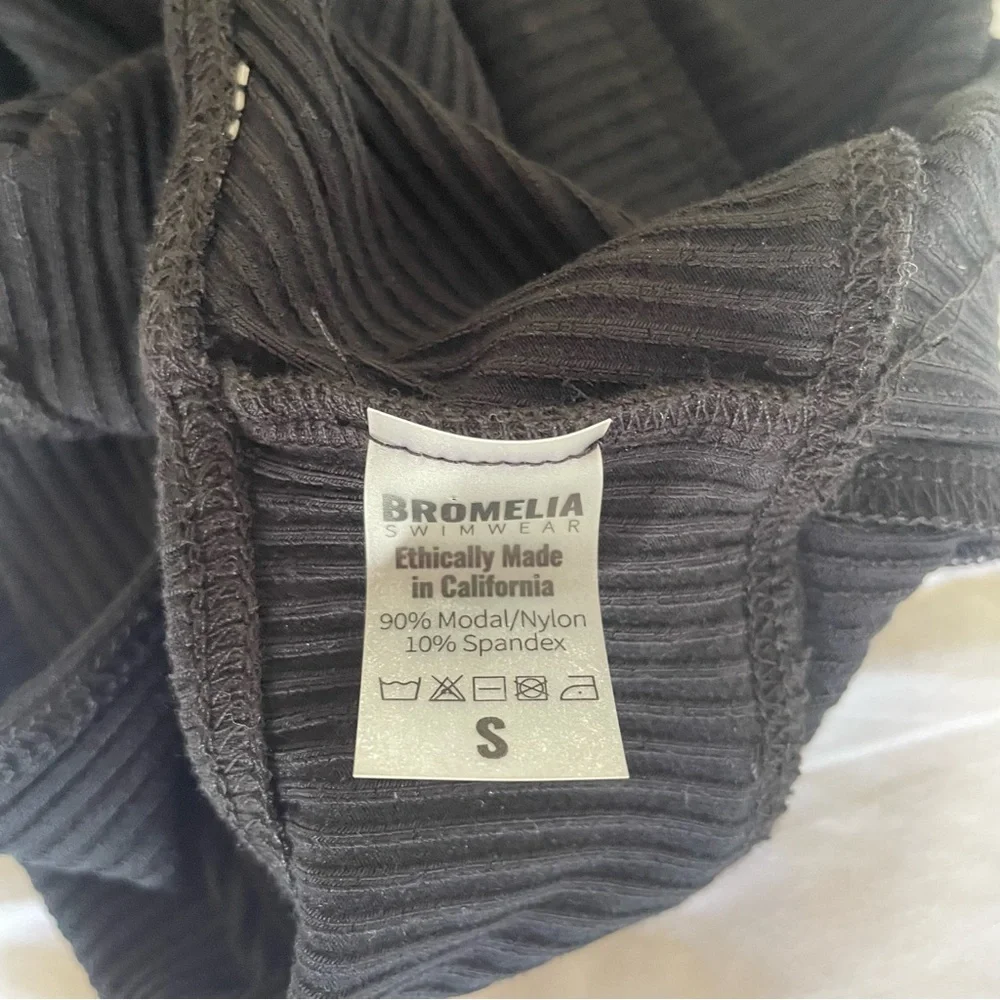 Bromelia Ihla Bela Rib Tank in Midnight Black.
Size Small - Picture 6 of 6
